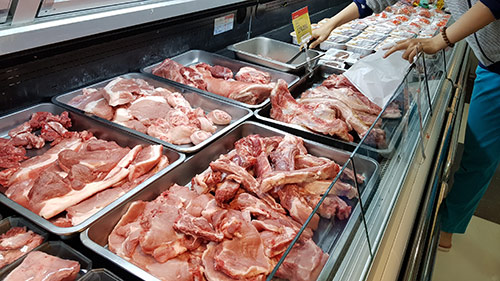 Giá thịt lợn nhập có loại chỉ 23.000 đồng/kg. Ảnh: I.T