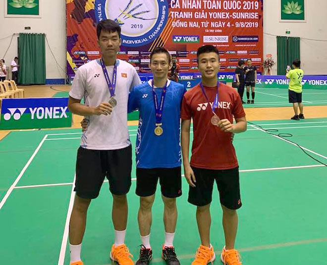 Nguyễn Tiến Minh (giữa) ăn mừng kỷ lục 15 lần vô địch quốc gia&nbsp;