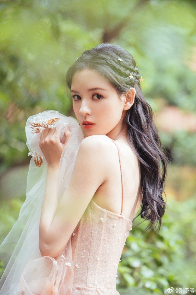 Trương Dư Hi sở hữu vẻ đẹp mong manh, thanh thoát như thiên thần bước ra từ truyện tranh.