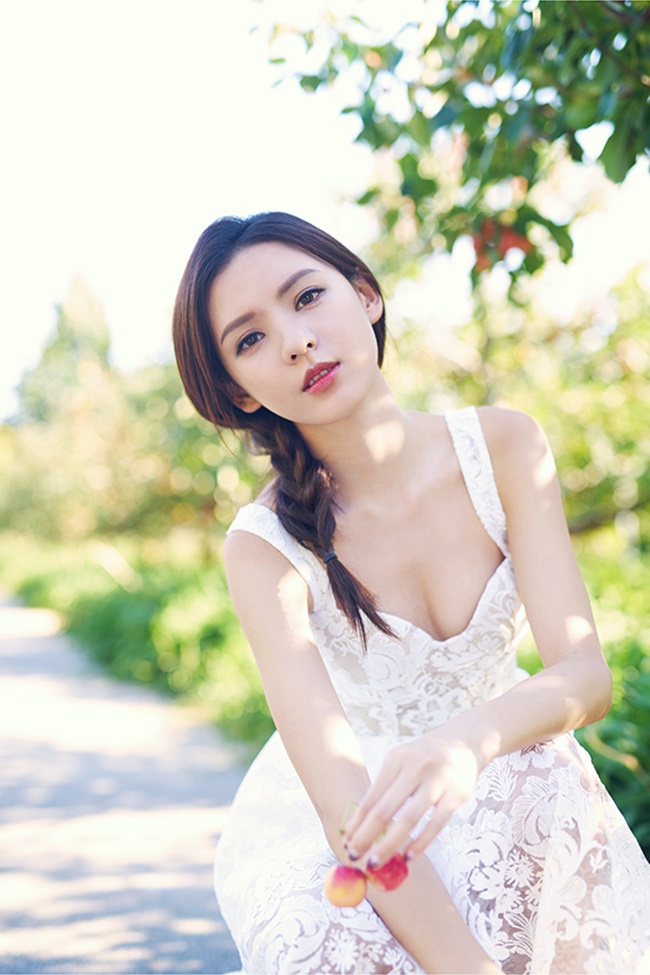 Vương Tư Thông là con trai của tỷ phú Vương Kiện Lâm. Anh không chỉ nổi tiếng với gia tài kếch xù mà con khét tiếng ăn chơi với danh sách bạn gái không thể đếm hết trên đầu ngón tay. Một trong số người tình xinh đẹp của anh là diễn viên, người mẫu Trương Dư Hi