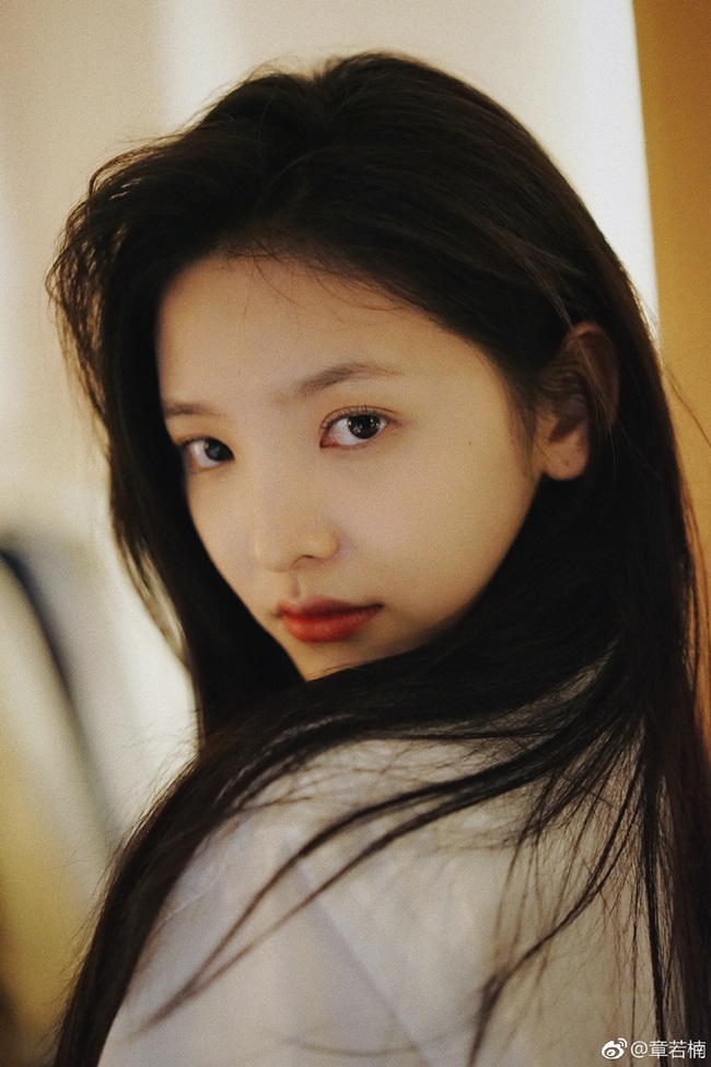 Chương Nhược Nam sở hữu đôi mắt hai mí, sống mũi thanh thoát, gương mặt V live cùng đôi môi chúm chím.