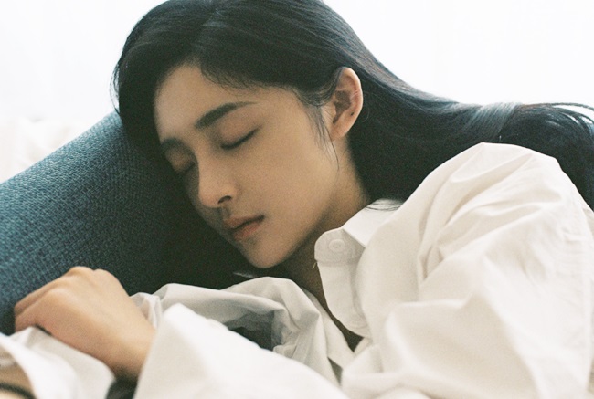 Chu Khiết Quỳnh là người đẹp Hoa ngữ từng hoạt động trong nhóm nhạc Pristin tại Hàn Quốc. Cô vướng làm lùm xùm tinh ái với Vương Tư Thông khi cư dân mạng tìm thấy bằng chứng hai người cùng đi du lịch Nhật Bản.