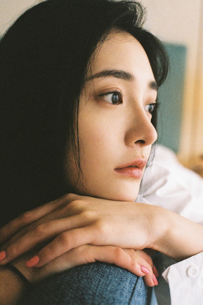 Vẻ đẹp khí chất của Chu Khiết Quỳnh đã chinh phục cả người Hàn Quốc và người Trung Quốc. Cô cũng nổi bật với gương mặt mộc đẹp không tì vết.