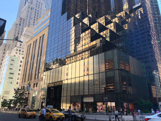 Giống như bất kỳ điểm đến thu hút nào ở thành phố New York, Trump Tower ở Midtown có một loạt các cửa hàng bán lẻ cung cấp rất nhiều món quà lưu niệm cho khách du lịch ...