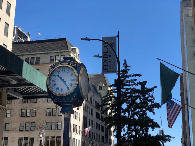 Chiếc đồng hồ mạ vàng được trang trí bên ngoài tòa nhà.