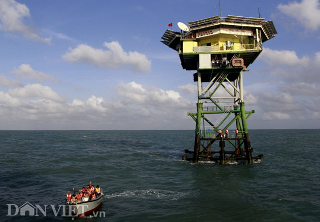 Hệ thống nhà giàn DK1 được xây dựng trên thềm lục địa phía Nam từ năm 1989 - 1998 và do Hải quân Việt Nam quản lý, là "Cột mốc chủ quyền quốc gia đặc biệt trên biển" của Việt Nam.