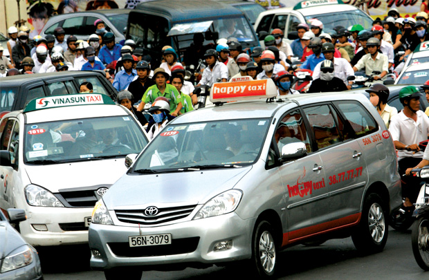 Taxi truyền thống tỏ ra không hài lòng vì Grab, Uber không được xếp vào hình thức kinh doanh vận tải hành khách bằng xe taxi.