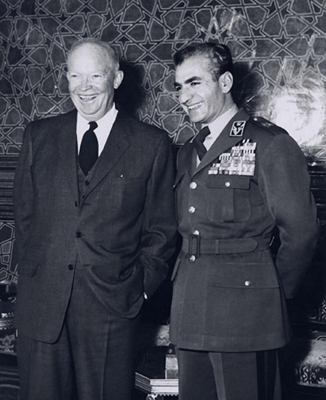 Vua Iran Mohammad Reza Pahlavi (phải) gặp Tổng thống Mỹ khi đó là Dwight D. Eisenhower.