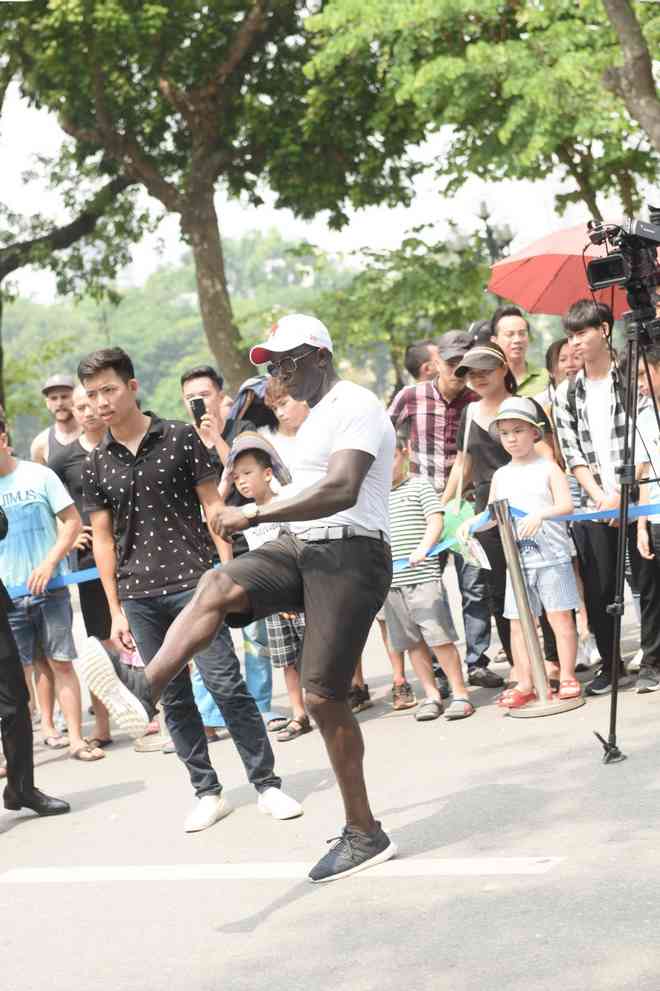 Huyền thoại Dwight Yorke phô diễn đẳng cấp với fan VN, bình luận MU - Chelsea - 3