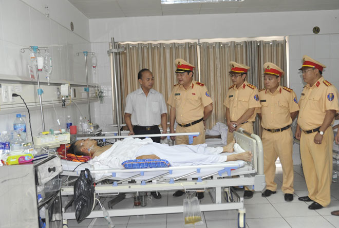 Thiếu tướng Lê Xuân Đức, Phó Cục trưởng Cục CSGT (Bộ Công an) dẫn đầu Đoàn công tác đến bệnh viện Việt Đức (Hà Nội) thăm Trung SGT tỉnh Phú Thọ bị đối tượng đâm trọng thương