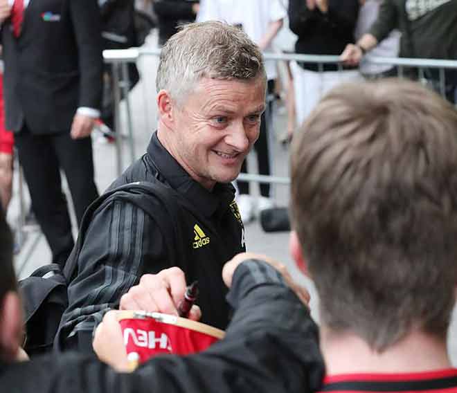 Solskjaer ký tặng các fan