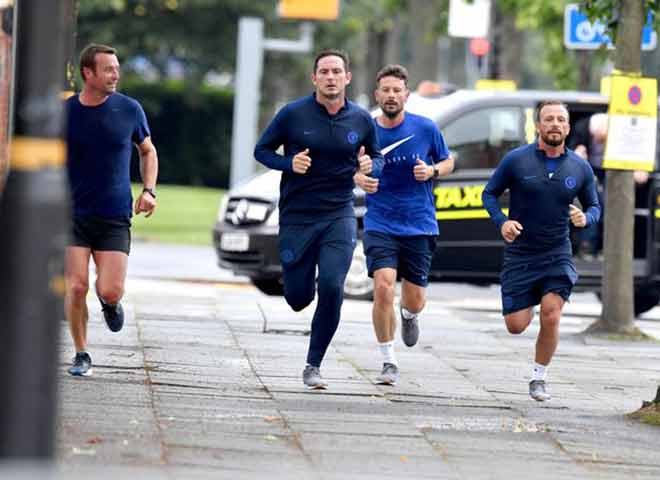 Lampard và các trợ lý tập chạy trên đường phố Manchester