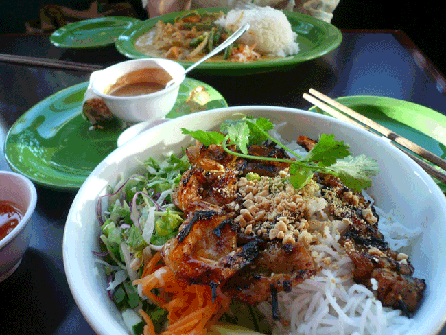 1. Số 5 là nguyên tắc “bất thành văn”: Giống như nhiều món ăn châu Á, ẩm thực Việt Nam tuân thủ theo nguyên tắc nhấn mạnh tầm quan trọng của sự cân bằng giữa 5 yếu tố đối với sức khỏe và hạnh phúc. Điều này có nghĩa là mỗi món ăn Việt Nam đều có sự kết hợp hài hòa và tinh tế của 5 hương vị: ngọt, chua, mặn, đắng và nóng. 