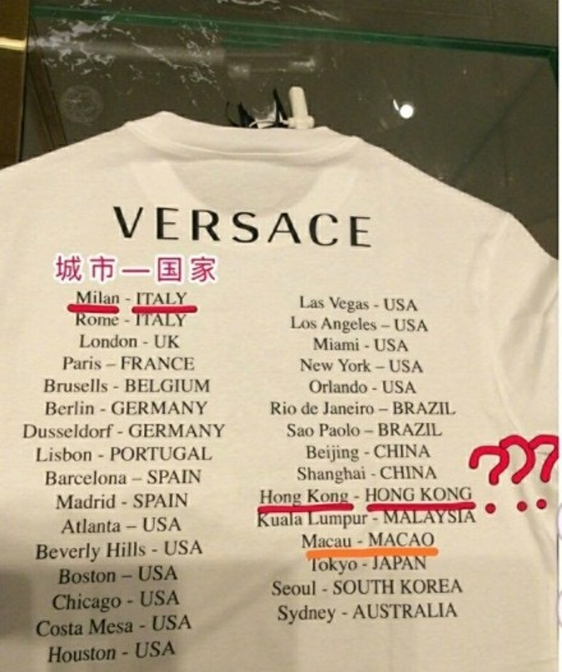 Thiết kế gây tranh cãi của Versace.