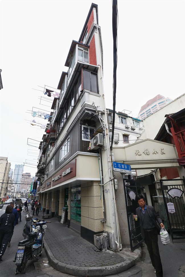 Tòa nhà tọa lạc ở số 40 đường Ninh Ba, Thượng Hải, Trung Quốc. Ở đầu kia nở ra là nơi mà mọi người vẫn sinh sống.