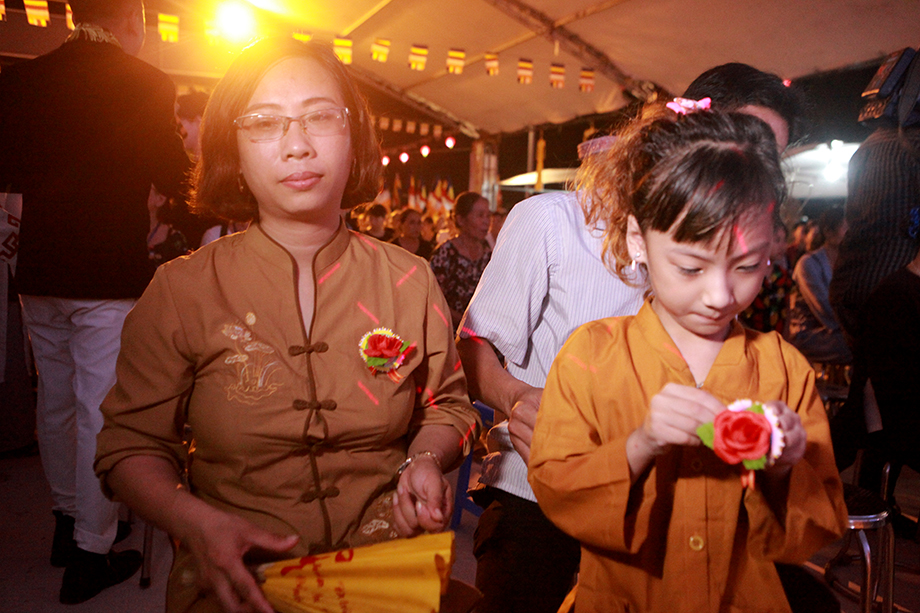 Gia đình chị Nguyễn Thị Hương (Hòa Bình) may mắn, hạnh phúc viên mãn vì ai cũng chọn cho mình bông hồng đỏ rực cài lên ngực. “Tôi và chồng vẫn còn cha mẹ nên rất hạnh phúc, đó là niềm hạnh phúc lớn nhất khi được chọn bông hồng màu đỏ. Đây cũng là dịp để con tôi biết đến ngày lễ quan trọng này”.