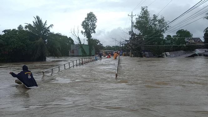 Toàn cảnh người dân đảo ngọc quay cuồng trong trận lũ lịch sử ở Phú Quốc - 3