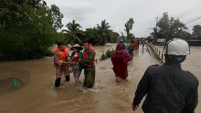 Ngày 2/8, Phú Quốc xuất hiện trận mưa lớn, cộng với triều cường lên cao khiến cho một số tuyến đường đảo Phú Quốc ngập nặng.