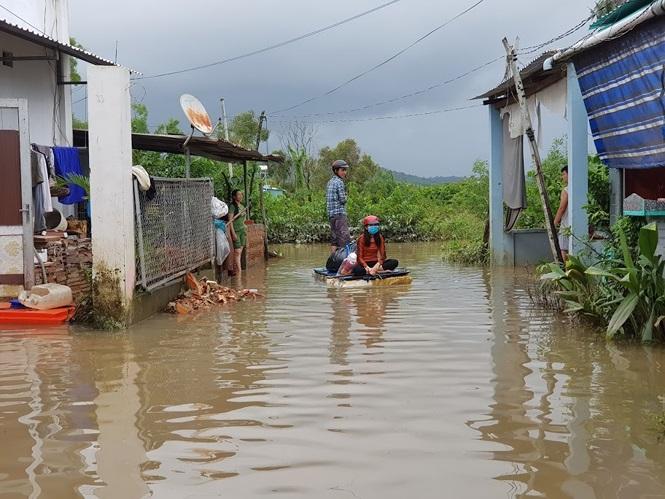 Toàn cảnh người dân đảo ngọc quay cuồng trong trận lũ lịch sử ở Phú Quốc - 7