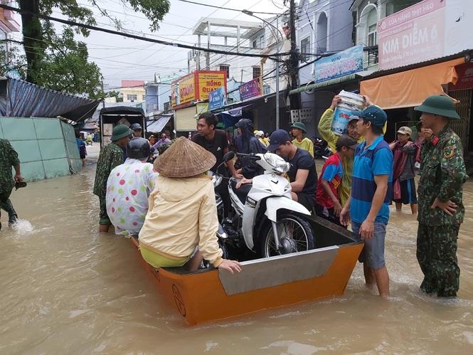 Toàn cảnh người dân đảo ngọc quay cuồng trong trận lũ lịch sử ở Phú Quốc - 6