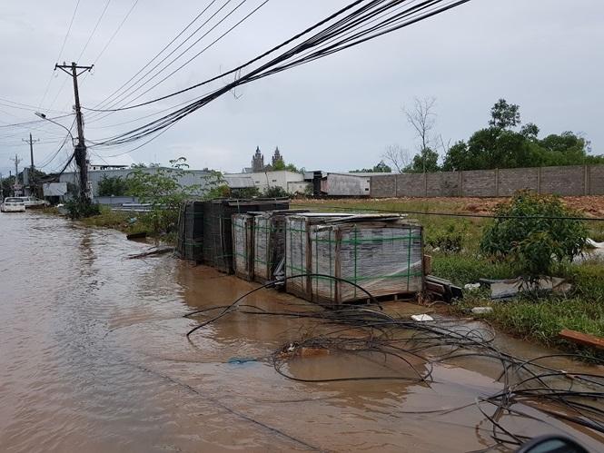 Toàn cảnh người dân đảo ngọc quay cuồng trong trận lũ lịch sử ở Phú Quốc - 14