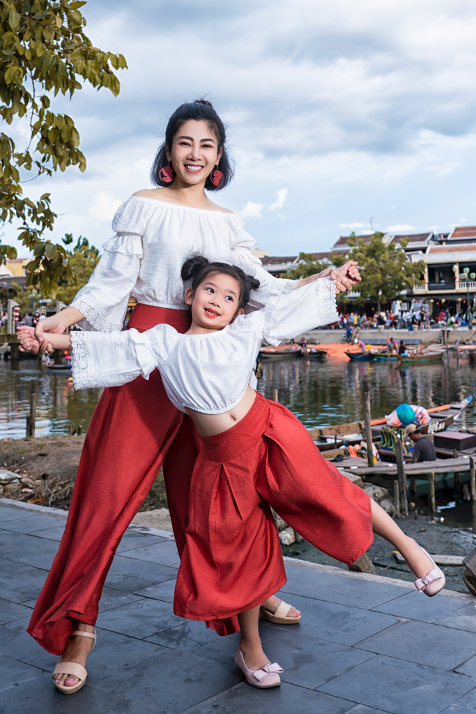 Để lưu giữ kỷ niệm trong chuyến đi, Mai Phương đã thực hiện một bộ ảnh hai mẹ con cực đáng yêu. Đây chính là một món quà mà cô dành cho bé trong dịp sinh nhật sắp tới. Hai mẹ con cùng diện đồ đôi, đi bộ phố cổ, ngồi thuyền và cùng thả đèn hoa đăng,…