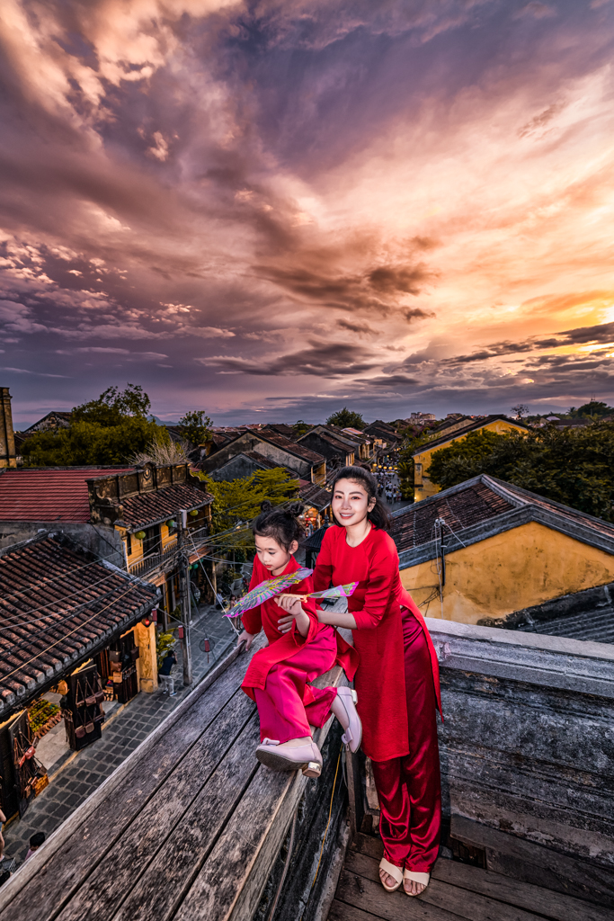 Hiện tại, Mai Phương vẫn&nbsp;đang dùng&nbsp;thuốc điều trị bệnh ung thư. Vì sức khỏe còn yếu nên khi thực hiện bộ ảnh, nữ diễn viên phải vừa chụp, vừa nghỉ ngơi. Theo ê-kíp chụp ảnh,&nbsp;mọi người đều muốn hai mẹ con có tinh thần vui vẻ nhất và tránh trường hợp ảnh hưởng đến bệnh tình của Mai Phương.