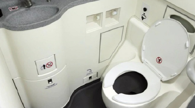 Người phụ nữ phát hiện camera quay lén trong toilet.