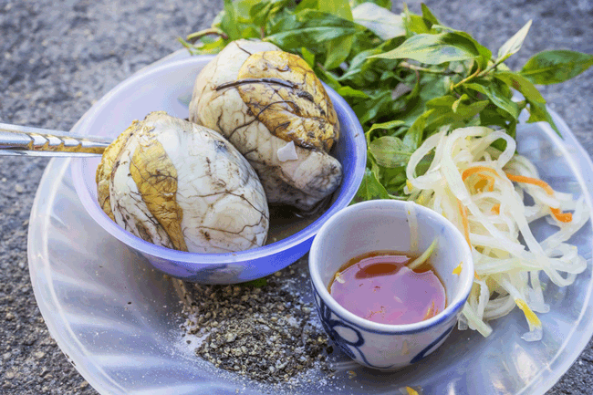 7. Trứng vịt lộn: Đây là món ăn đường phố phổ biến ở Việt Nam. Những quả trứng này được luộc chín, ăn ngay khi còn nóng hổi kèm với các rau thơm và gia vị khác nhau theo từng khu vực. Trứng vịt lộn được yêu thích ở Việt Nam do hương vị hấp dẫn và giá trị dinh dưỡng cao, nó cũng khá phổ biến ở một số nước Đông Nam Á khác. 