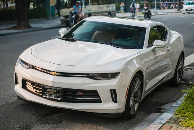 Cận cảnh siêu xe cơ bắp Chevrolet Camaro RS màu trắng quý tộc trên đường phố Thủ đô - 1