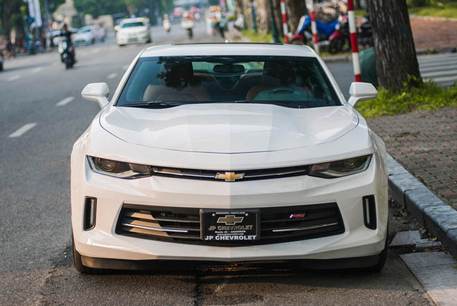 https://icdn.24h.com.vn/upload/3-2019/images/2019-08-12/Can-canh-sieu-xe-co-bap-Chevrolet-Camaro-RS-mau-trang-quy-toc-tren-duong-pho-Thu-do-5-1565586536-29-width660height442.jpg