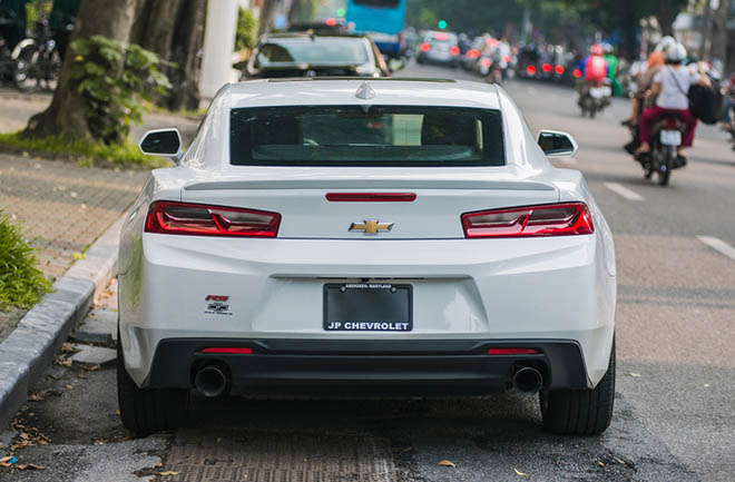 Cận cảnh siêu xe cơ bắp Chevrolet Camaro RS màu trắng quý tộc trên đường phố Thủ đô - 6