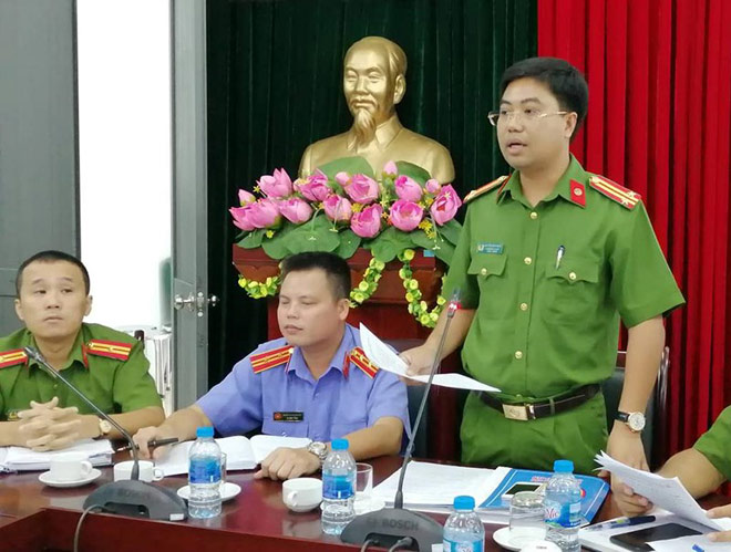 Trung tá Nguyễn Bình Ngọc, Phó trưởng Công an quận Bắc Từ Liêm, thông tin với báo chí về vụ việc. Ảnh: TP