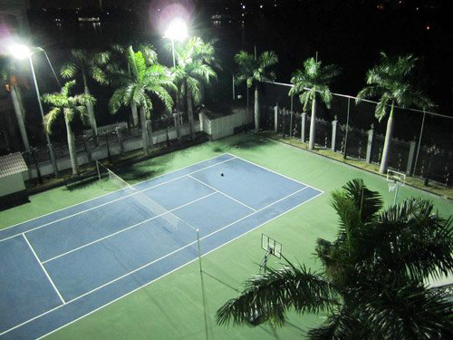 Căn biệt thự còn có cả bể bơi cỡ lớn và sân tennis.