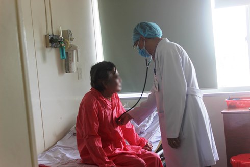 PGS.TS Trần Quyết Tiến đang kiểm tra sức khỏe ông Q. sau ca ghép tim