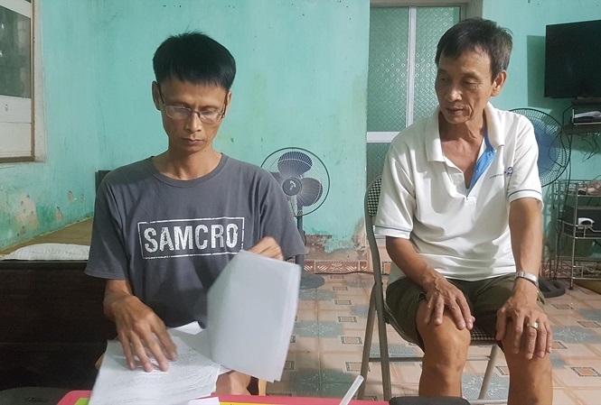 Anh Lê Mạnh Linh ( trái) mất vợ vì “bản án” oan HIV