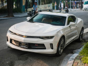 Tin tức ô tô - Cận cảnh siêu xe cơ bắp Chevrolet Camaro RS màu trắng quý tộc trên đường phố Thủ đô