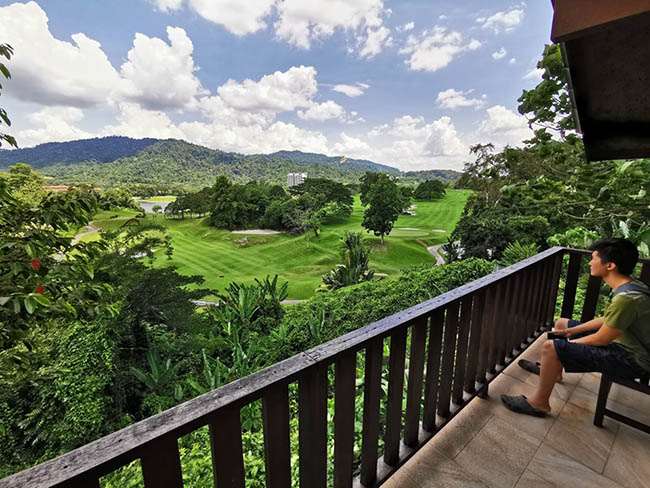 Tầm nhìn từ tầng 2 với khung cảnh tuyệt đẹp nhìn ra ngọn núi Bukit Takun / Anak Bukit Takun), hồ nước và sân golf.
