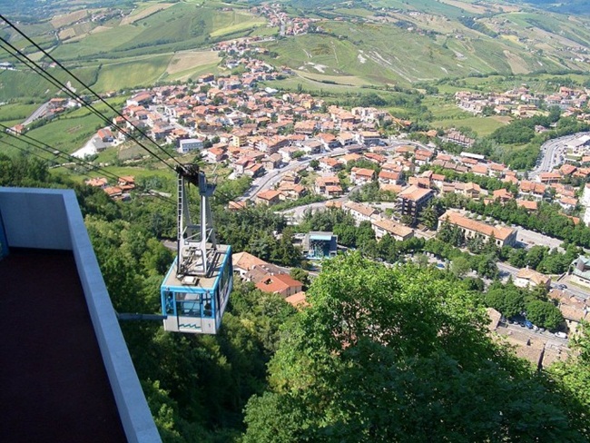 Diện tích của San Marino chỉ là 61km2. Nếu so về diện tích với Hà Nội thì chỉ bằng 1/55, thậm chí diện tích San Marino nhỏ hơn huyện Hoài Đức &#40;Hà Nội&#41;.&nbsp;