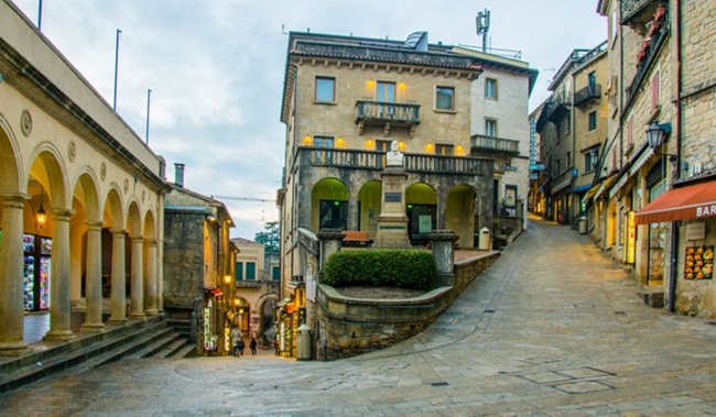 San Marino, có tên đầy đủ là Cộng hòa Đại bình yên San Marino, là một trong những nước nhỏ nhất trên thế giới tại châu Âu, nằm hoàn toàn trong lãnh thổ nước Italia. Đây là một trong những nước có diện tích nhỏ nhất thế giới nhưng là quốc gia giàu có.