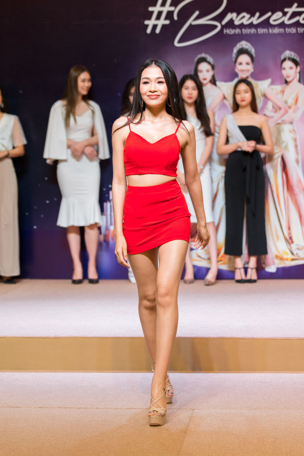 Cô khoe trình catwalk trên đôi giày cao nhờ sự hướng dẫn, chỉ bảo của người chị Hoàng Thùy. Cô gái 25 tuổi cũng khẳng định học hỏi được nhiều kinh nghiệm sống, phong cách thời trang hay catwalk từ chị gái. Chính chị gái Hoàng Thùy đã truyền năng lực cho Hoàng Thùy Linh.&nbsp;