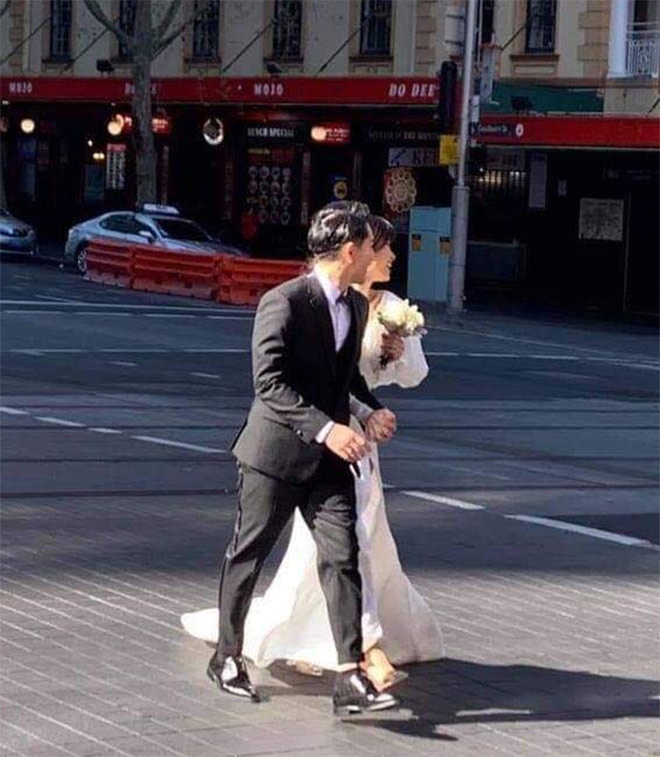 Đông Nhi, Ông Cao Thắng nắm chặt tay chụp ảnh cưới trên đường phố Sydney.