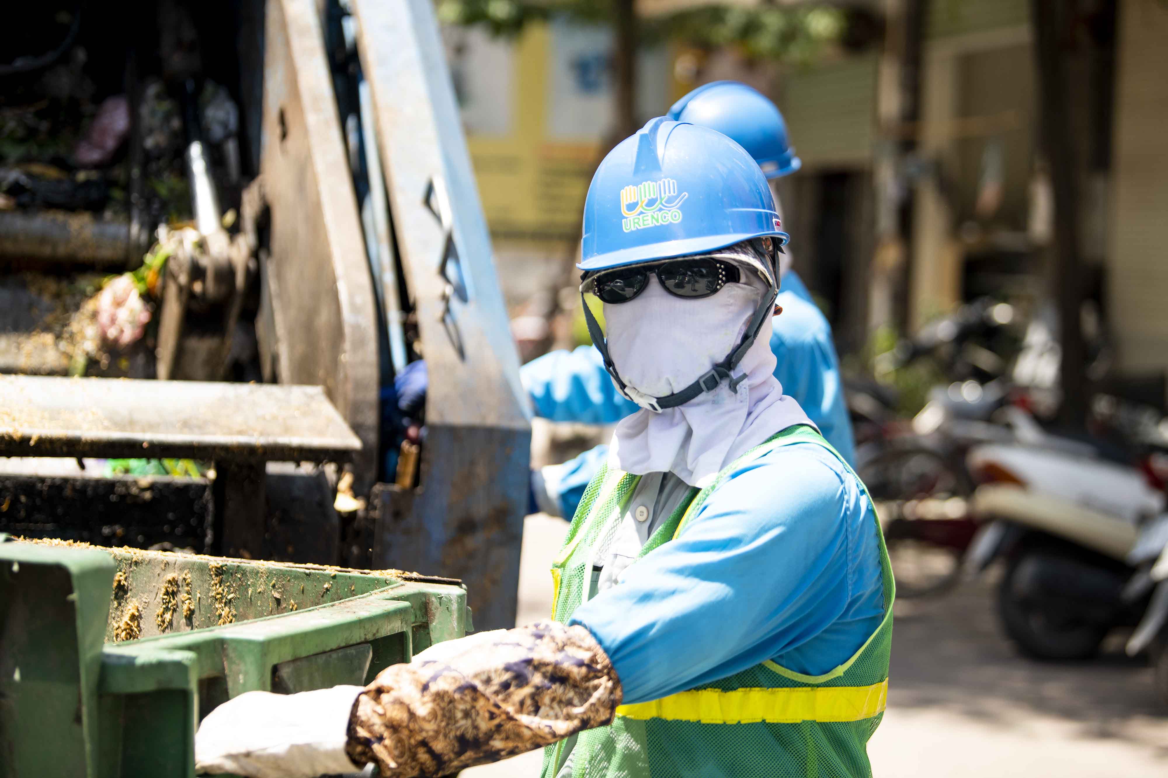 Dưới cái nắng gắt 38 độ,&nbsp;những công nhân vệ sinh môi trường vẫn miệt mài công việc.&nbsp;