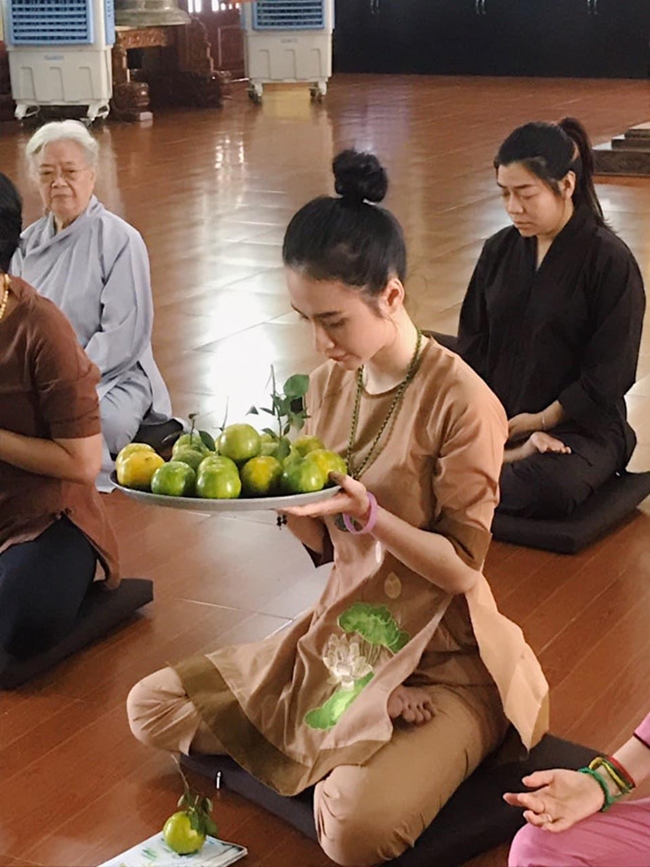 Tuy nhiên, những hình ảnh không đẹp đó của &#34;bà mẹ nhí&#34; giờ chỉ còn trong quá khứ. Angela Phương Trinh của hiện tại đã trưởng thành hơn. Vài năm gần đây, cô ít đóng phim. Thay vào đó, nữ diễn viên dành thời gian chủ yếu đi lễ chùa, tụng kinh, ăn chay trường.