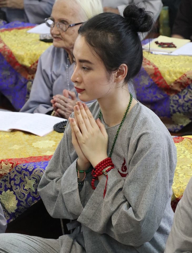 Angela Phương Trinh trong một khóa tu tập tại nhà chùa cách đây không lâu. &#34;Cuộc sống của Trinh hiện tại rất bình dị, không sôi nổi như trước nhưng lại quý giá hơn thật nhiều, mang theo cái hương vị tình người, gắn kết, sự sâu lắng nơi con tim với bao điều tốt đẹp luôn hiện hữu phía trước&#34;, nữ diễn viên chia sẻ trong một bài phỏng vấn.