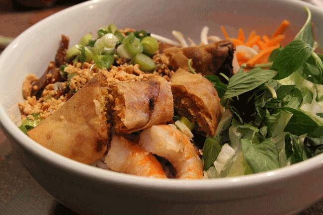 3. Bún chả giò: Có hàng chục loại bún ở Việt Nam. Món ăn được làm từ thịt ba chỉ nướng, chả giò, rau thơm và nước chấm tạo nên một bữa sáng cực kỳ hấp dẫn.
