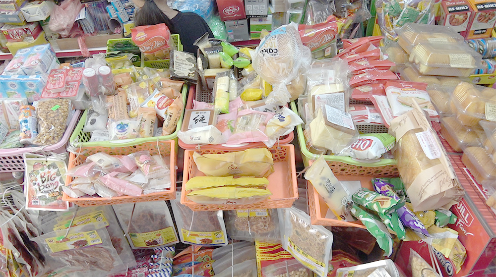 Bánh kẹo Trung Quốc nhập lậu bày bán tràn lan tại các cửa hàng trong nước