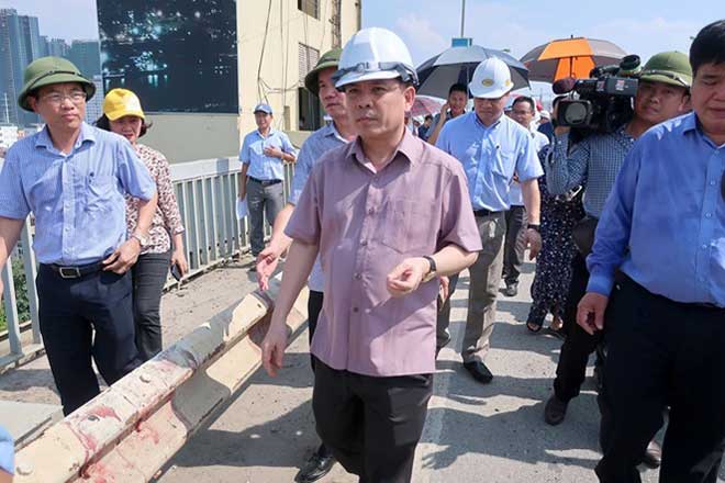 Bộ trưởng GTVT Nguyễn Văn Thể trực tiếp đi kiểm tra hư hỏng mặt cầu Thăng Long chiều 12/8.
