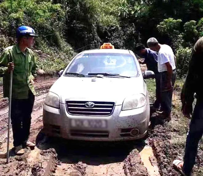 Chiếc xe 3 đối tượng người Trung Quốc bỏ lại tại bản Đá&nbsp;Phổ (xã Bắc Phong, huyện Phù Yên, tỉnh Sơn La).