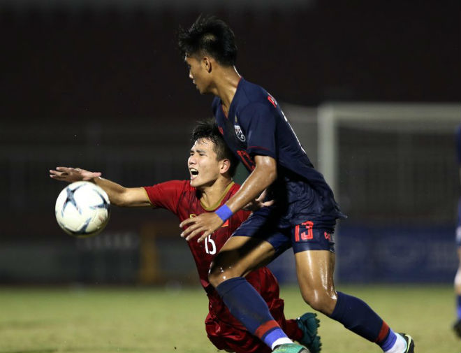 Các cầu thủ U18 Việt Nam nhiều lần bị "chặt chém"